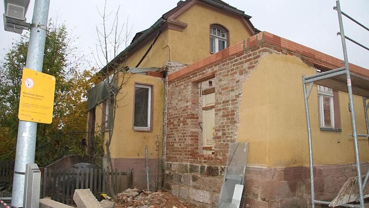 Es geht voran: Die Singlewohnung, die im ehemaligen Wartesaal angelegt wird, nimmt schon Gestalt an. Foto: Sonja Adam