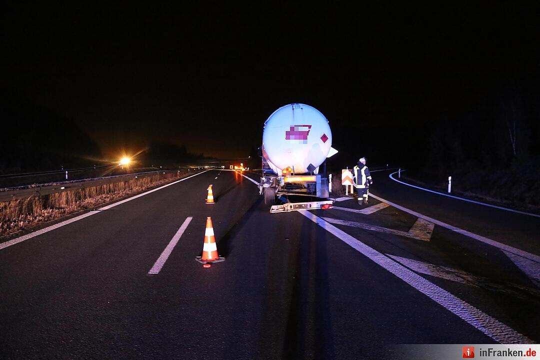 Sattelzug kracht in Gefahrgut-Lkw