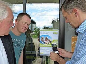 Werner Rosenzweig, Frank Schulte und Ludwig Wahl (v. l.) testeten die neue App. Foto: Pauline Lindner