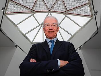 Lamilux-Chef Heinrich Strunz führt das Unternehmen zusammen mit seiner Frau in dritter Generation. Tageslichtsysteme wie die Lichtkuppel über ihm sind nur ein Geschäftsbereich. Die Firma ist daneben Europas führender Hersteller von faserverstärkten Kunststoffen. Foto: Matthias Hoch