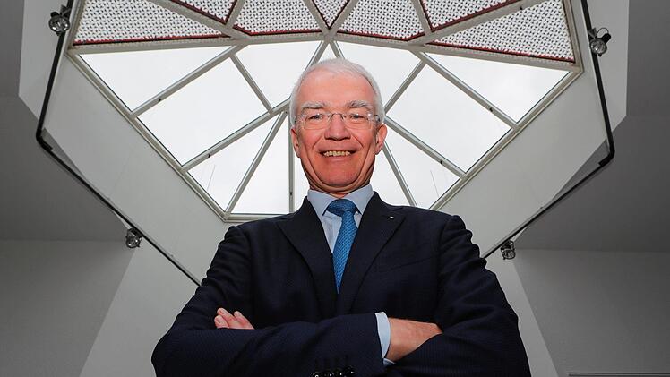 Lamilux-Chef Heinrich Strunz führt das Unternehmen zusammen mit seiner Frau in dritter Generation. Tageslichtsysteme wie die Lichtkuppel über ihm sind nur ein Geschäftsbereich. Die Firma ist daneben Europas führender Hersteller von faserverstärkten Kunststoffen. Foto: Matthias Hoch