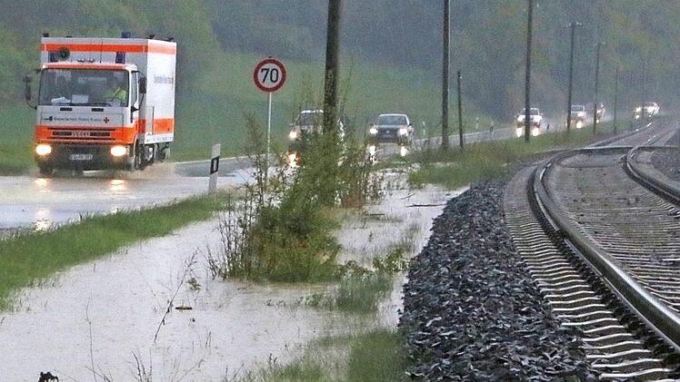 Zwischen Straße und Schiene sammelte sich das Wasser.  Foto: JH