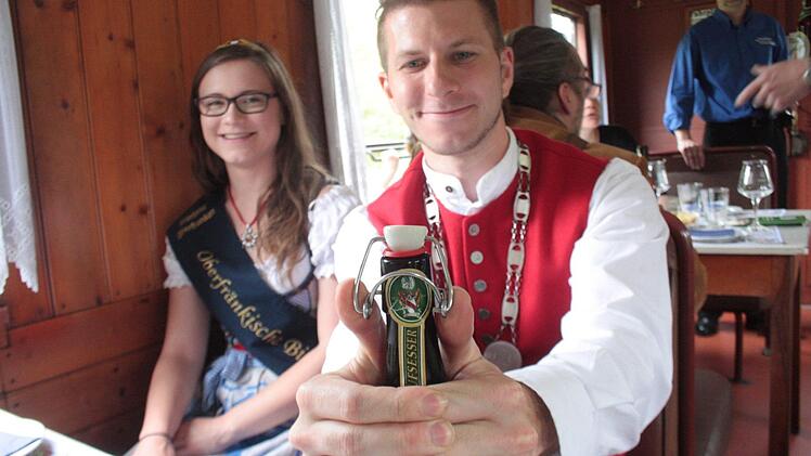 Bierprinz Sebastian und Bierkönigin Carina probieren ein Pils aus Aufesß.