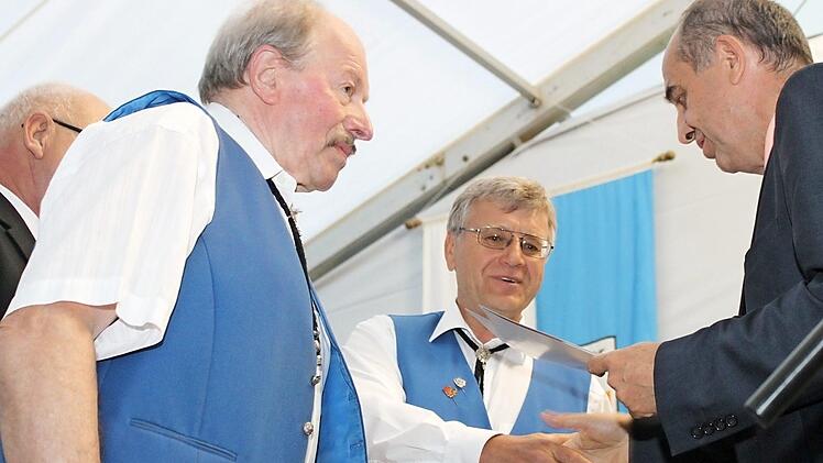 Ehrenvorsitzender Rudi Männlein (l.) und Alfons Herbst sind zwei der immer noch aktiven Gründungsmitglieder der Niedermirsberger Blaskapelle. Beim Festkommers wurde ihnen im Namen des Nordbayerischen Musikbunds für diese Treue gedankt. Fotos: Carmen Schwind