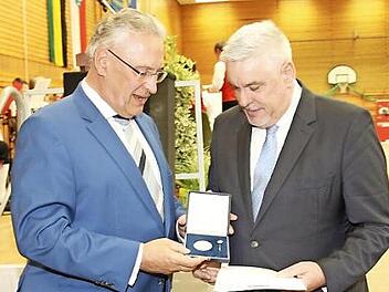 Beim Blaulichtempfang in Rödental überreichte Bayerns Innenminister Joachim Herrmann (CSU, links) die Kommunale Verdienstmedaille in Silber an Oberbürgermeister Norbert Tessmer (SPD).  Foto: Michael Stelzner