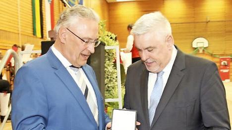 Beim Blaulichtempfang in Rödental überreichte Bayerns Innenminister Joachim Herrmann (CSU, links) die Kommunale Verdienstmedaille in Silber an Oberbürgermeister Norbert Tessmer (SPD).  Foto: Michael Stelzner
