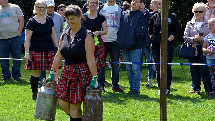 25 Kilo schwere Milchkannen  Foto: Peter Rauch