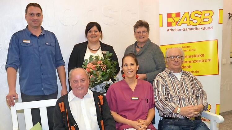 Neue Leitung im ASB-Seniorenzentrum Rodachtal (hinten von links): Patrick Barnickel (Pflegedienstleiter), Anna Schneider (Einrichtungsleiterin), Christa Steiger (ASB-Kreisvorsitzende), (vorne) Alwin Schrepfer (Heimbeirat), Eva F&ouml;&szlig;el (stellvertretende Pflegedienstleitung), Werner Trautenberg ( Vorsitzender des Heimbeirates) Foto: K.-H. Hofmann