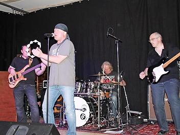 Die Gruppe "Space Truckers" hat die Hits der englischen Rocklegende "Deep Purple" im Blut. Sänger Steff Porzel und Bassist Adrian Sardi wollen das am 24. März im "Tecnet Zentrum" in Burkersdorf eindrucksvoll unter Beweis stellen.  Foto: Stephan Stöckel