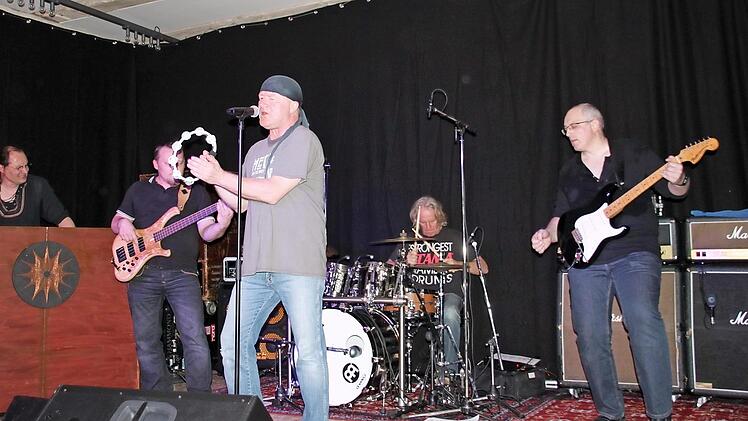 Die Gruppe "Space Truckers" hat die Hits der englischen Rocklegende "Deep Purple" im Blut. Sänger Steff Porzel und Bassist Adrian Sardi wollen das am 24. März im "Tecnet Zentrum" in Burkersdorf eindrucksvoll unter Beweis stellen.  Foto: Stephan Stöckel