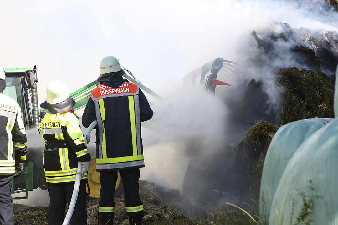 Spektakuläre Löschaktion im Kreis Forchheim: 100 Stroh- und Heuballen brennen