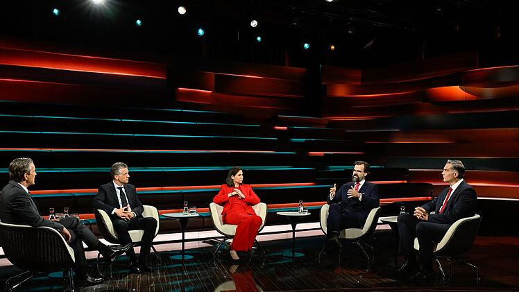 Markus Lanz (links) diskutierte am Dienstagabend mit CDU-Kanzleramtschef Thorsten Frei (zweiter von links), Journalistin Karina Mößbauer (Mitte), Politikwissenschaftler Frank Sauer (zweiter von rechts) und Journalist Frederik Pleitgen.