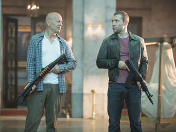 Stirb langsam - Ein guter Tag zum Sterben Jack McClane (Jai Courtney, rechts) und sein Vater John McClane (Bruce Willis) machen gemeinsame Sache, um sich gegen die Angreifer zur Wehr zu setzen.