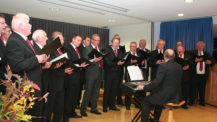 Der Gastchor der Fidelia aus Münchaurach mit  Chorleiter Waldemar Welker. Foto: Evi Seeger