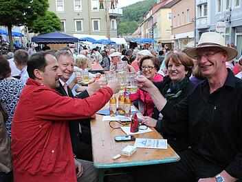 Prost! Stadtrat Thomas Eigenbrod (von links), Landrat Thomas Bold, Bezirkstags-Vizepräsidentin Karin Renner, Bürgermeisterin Brigitte Meyerdierks und Stadtrat Hartmut Bös trinken aufs Fest. Fotos: Ulrike Müller