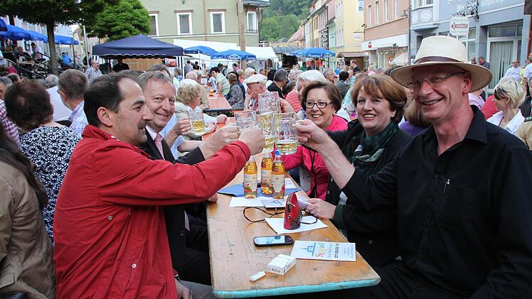 Prost! Stadtrat Thomas Eigenbrod (von links), Landrat Thomas Bold, Bezirkstags-Vizepräsidentin Karin Renner, Bürgermeisterin Brigitte Meyerdierks und Stadtrat Hartmut Bös trinken aufs Fest. Fotos: Ulrike Müller