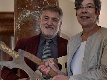 Der Erlanger Kulturreferent Dieter Rossmeisl und Staatsanwältin Antje Gabriels-Gorsolke mit den Klingonen-Schwertern. Foto: Nikolas Pelke
