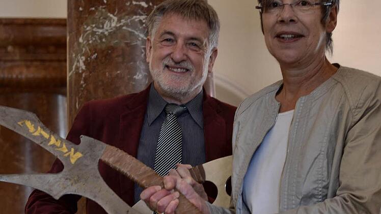 Der Erlanger Kulturreferent Dieter Rossmeisl und Staatsanwältin Antje Gabriels-Gorsolke mit den Klingonen-Schwertern. Foto: Nikolas Pelke