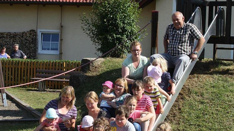 Der Stolz der jungen Siedlung in Isling ist der Spielplatz "Am Westhang": Auf engem Raum finden sich eine Fülle an Spielangeboten, die von den Kindern der Umgebung rege genutzt werden.