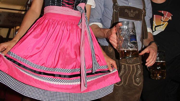 Wenn die Miss Germany auf der Bank tanzt, finden es auch die gut gelaunten Jungs klasse.