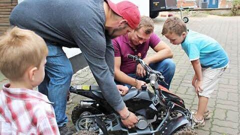 Letztes Handanlegen am Kinderquad: Und schon hat das Gefährt einen neuen Besitzer. Auch Spiele gab es im zur Genüge im Angebot, da hatte das Kamerateam viel zu filmen. Foto: Julia Brendel
