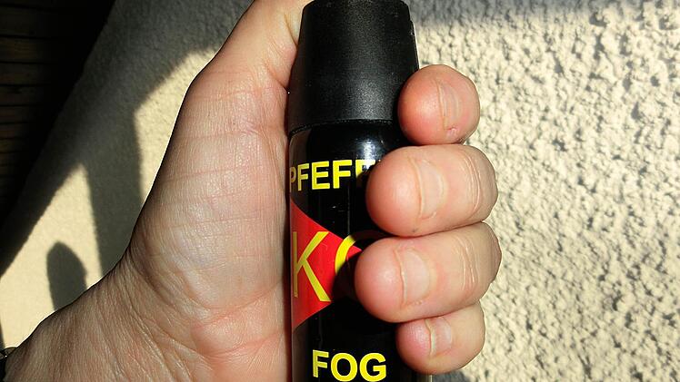 Pfefferspray gilt als Waffe, wenn man es gegen Menschen einsetzt. Deswegen muss sich ein Kulmbacher wegen gefährlicher Körperverletzung vor Gericht verantworten. Ihm wird vorgeworfen, das Pfefferspray in der "Sohle", Obere Stadt, versprüht zu haben, als 20 bis 25 Gäste in der Kneipe waren.  Foto: Karl-Heinz Weber