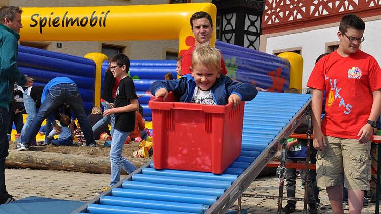 Beim Anblick der drehenden Rollen, auf denen Kinder in ihren "heißen Kisten" bergabglitten, schlugen die Kinderherzen höher. Fotos: Ingrid Kohles