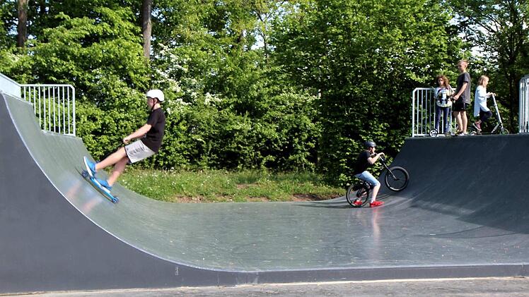 Die neue Skateanlage kann nicht nur mit Skateboards, sondern auch mit BMX-Rädern, Inline-Skates und Scootern benutzt werden. Foto: Richard Sänger