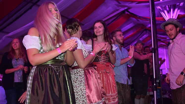 Bis in die Nacht hinein wird getanzt, bis die Bierbänke wackeln. Foto: Daniela Pondelicek