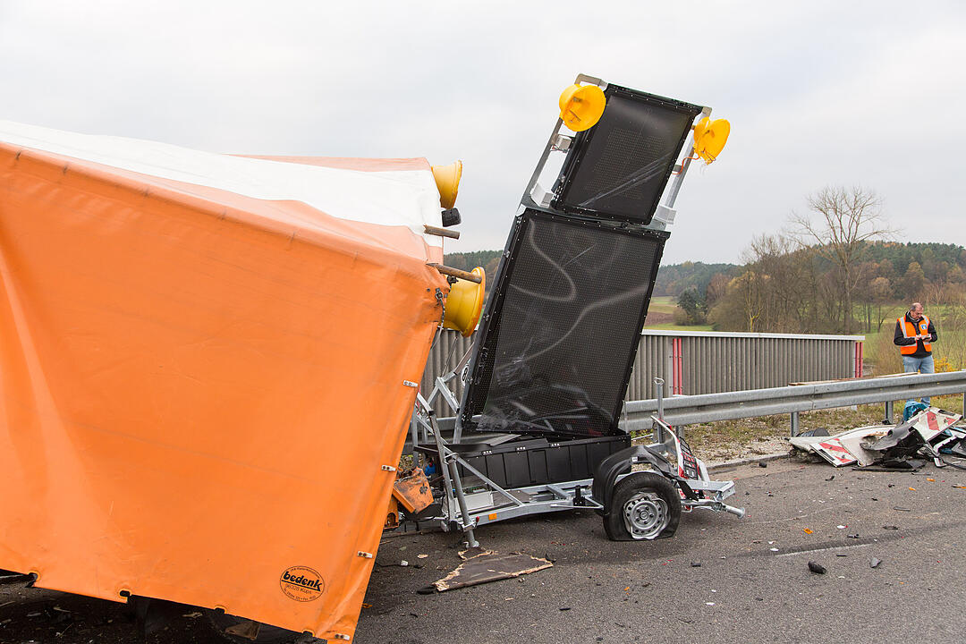 Sprinter kracht ungebremst in Baustellenfahrzeug