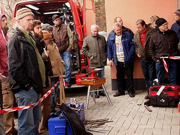 Vom Schmiedewagen aus können mit den verschiedensten Werkzeugen und Maschinen alle Arbeiten verrichtet werden.Günther Geiling