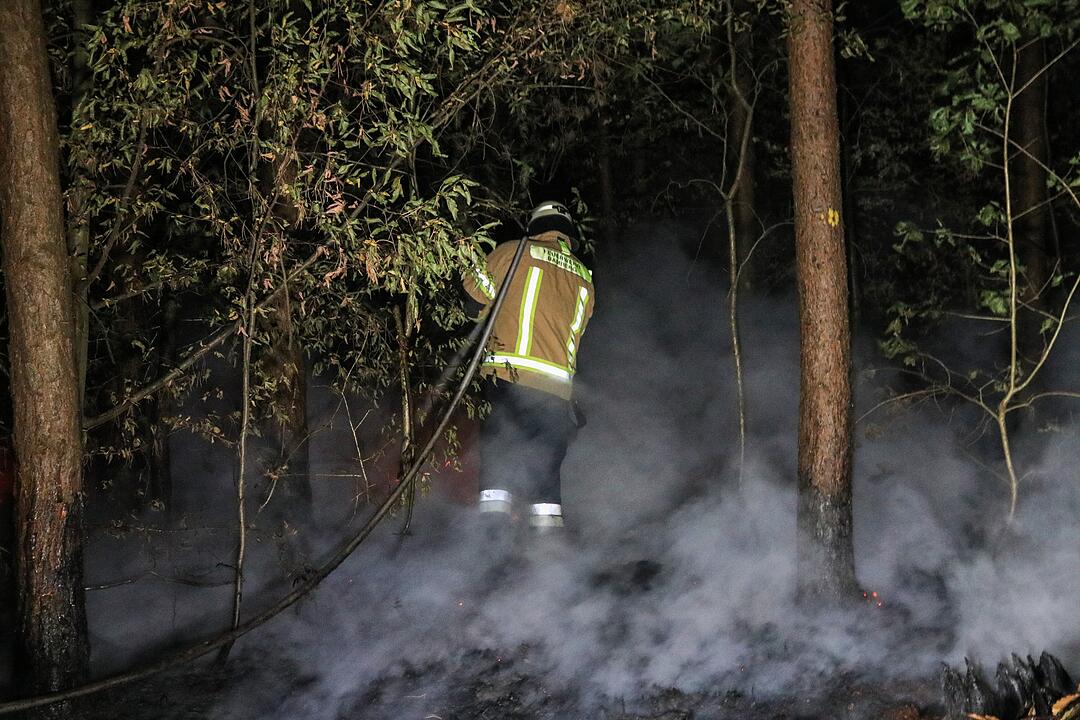 Munition detoniert bei nächtlichem Waldbrand