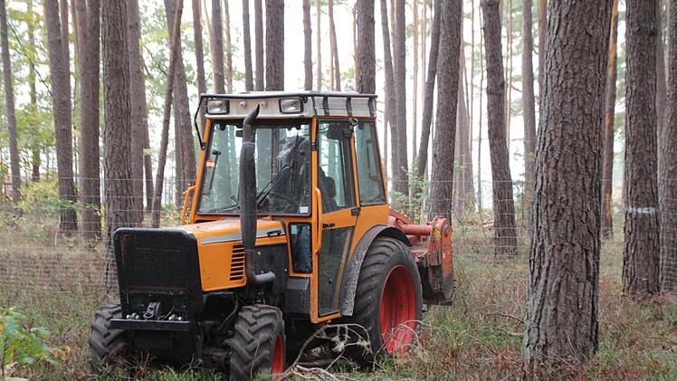 Heinz Geistmann fräst mit seinem kleinen Weinbergschlepper den Waldboden auf.  Foto: Andreas Dorsch