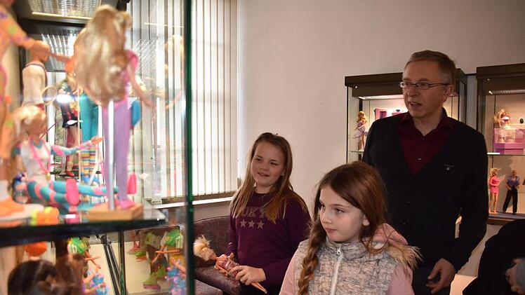 Jürgen Treppner führte Lena Günther und Lara Bürger durch die Barbie-Ausstellung.Uschi Prawitz
