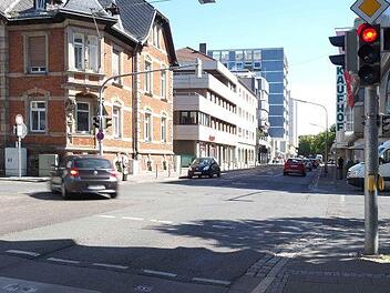 Gas, Wasser- und Fernw&auml;rmeleitungen erneuert die S&Uuml;C ab Mitte Juli im Untergrund der Mohren-Kreuzung sowie in der Hindenburg-Stra&szlig;e. Die Arbeiten sollen Anfang September abgeschlossen sein.  In dieser Zeit m&uuml;ssen sich Autofahrer w&auml;hrend der verschiedenen Bauabschnitte auf wechselnde Verkehrsf&uuml;hrungen einstellen. Foto: Christoph Winter