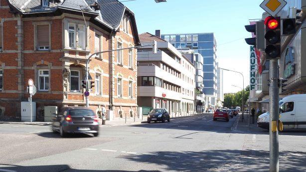 Gas, Wasser- und Fernw&auml;rmeleitungen erneuert die S&Uuml;C ab Mitte Juli im Untergrund der Mohren-Kreuzung sowie in der Hindenburg-Stra&szlig;e. Die Arbeiten sollen Anfang September abgeschlossen sein.  In dieser Zeit m&uuml;ssen sich Autofahrer w&auml;hrend der verschiedenen Bauabschnitte auf wechselnde Verkehrsf&uuml;hrungen einstellen. Foto: Christoph Winter