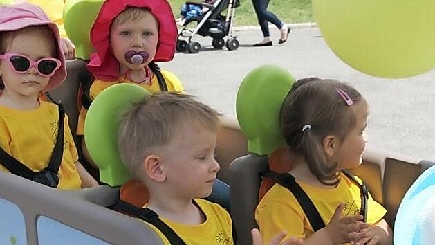 Auch wenn die Krippenplätze knapp sind: Die Kleinen, wie hier beim Bürgerfest iim Kindergarten Windheim, können cool bleiben.  Foto: Schadeck/Archiv