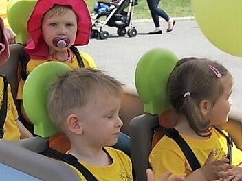 Auch wenn die Krippenplätze knapp sind: Die Kleinen, wie hier beim Bürgerfest iim Kindergarten Windheim, können cool bleiben.  Foto: Schadeck/Archiv