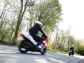 Unfall im Kreis Ansbach: Biker fährt Motorradfahrerin auf - 49-Jährige landet im Seitengraben