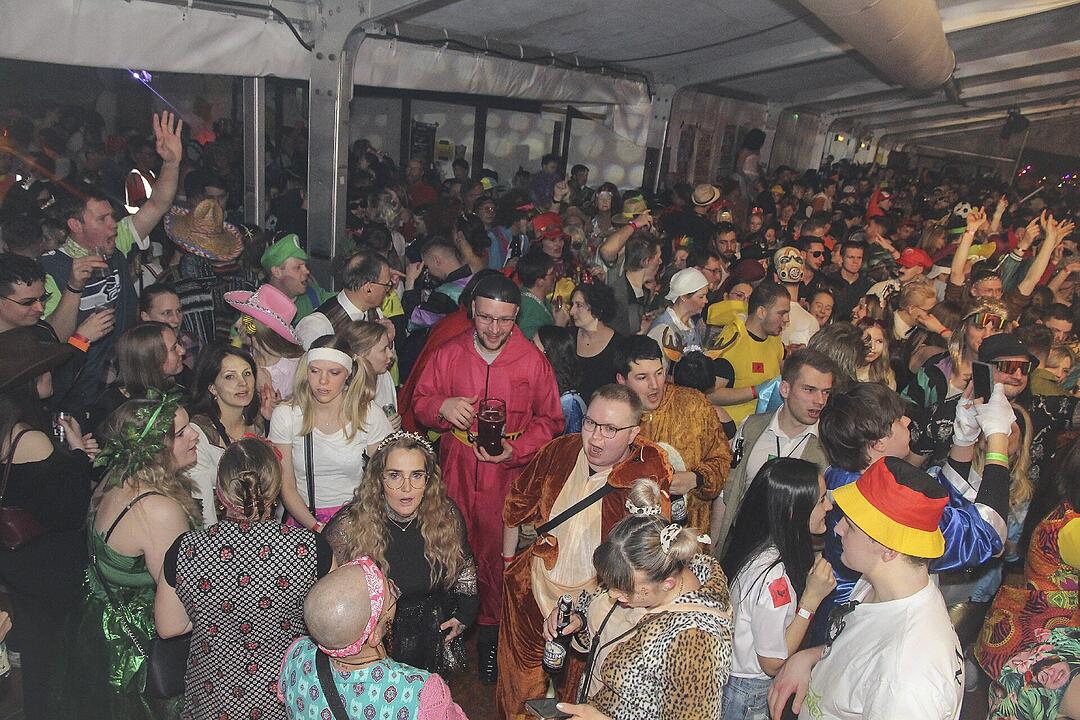 Super Stimmung beim Meeder Zeltfasching 2025!
