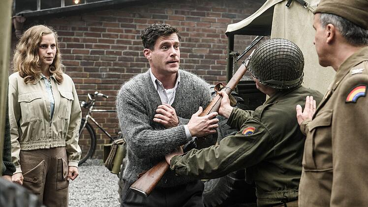 Als die Amerikaner Ende des Zweiten Weltkriegs ins Fr&auml;nkische einmarschieren, soll die Dassler-Fabrik gesprengt werden. K&auml;the (Picco von Groote) und Adi Dassler (Ken Duken, zweiter von links) k&ouml;nnen den US-Colonel (Christopher Buchholz) &uuml;berzeugen, die Werkhalle stehen zu lassen.
