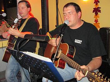 "Garry" und "Hann" von "Accoustica" wollen am Samstag das Schützenhaus in Stockheim aufmischen. Das Bild stammt von der Kronacher Musiknacht im Holly's.  Foto: privat