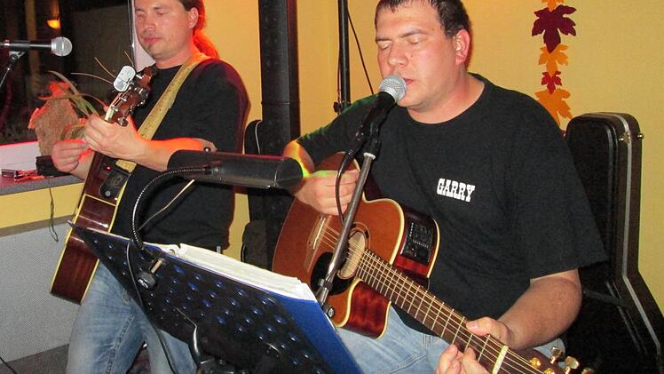 "Garry" und "Hann" von "Accoustica" wollen am Samstag das Schützenhaus in Stockheim aufmischen. Das Bild stammt von der Kronacher Musiknacht im Holly's.  Foto: privat