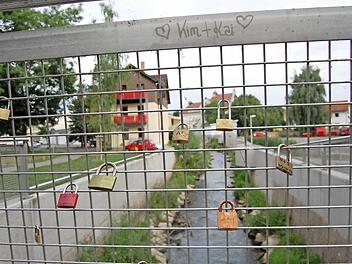 Blick von Coburgs zweiter "Liebesbrücke" auf die Lauter. Mehr als 20 Schlösser hängen bereits am Brückengeländer. Foto: Oliver Schmidt