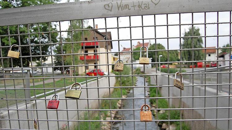 Blick von Coburgs zweiter "Liebesbrücke" auf die Lauter. Mehr als 20 Schlösser hängen bereits am Brückengeländer. Foto: Oliver Schmidt