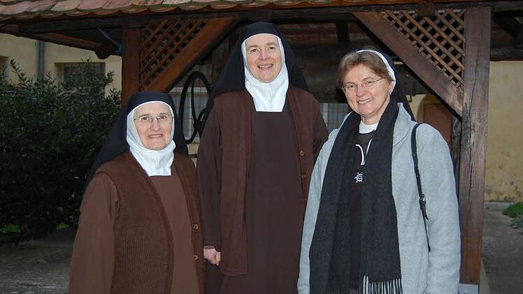 Am Brunnen des Innenhofes des Karmeliten-Klosters berichten Priorin Danijela Licul (Mitte) und ihre Vertreterin, Schwester Ana-Manja Stefanac (links), der Franziskanerschwester Annemarie von ihren Sorgen.