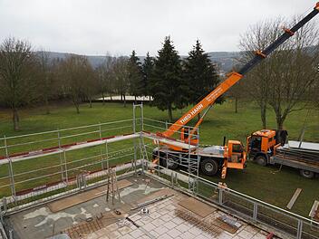 Hinauf: Ein Kran hievt die Außenwände auf die Plattform. Foto: Arkadius Guzy