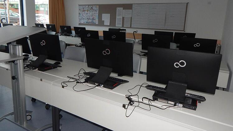 In den Informatikräumen des Gymnasiums ist bereits jeder Platz mit einem modernen PC ausgestattet. Foto: Mona Lisa Eigenfeld