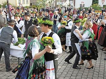 Ein farbenfrohes Bild bot sich beim Eierringtanz. Foto: erl