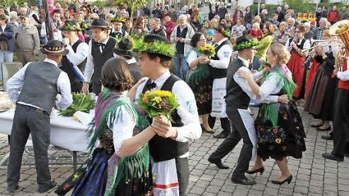 Ein farbenfrohes Bild bot sich beim Eierringtanz. Foto: erl